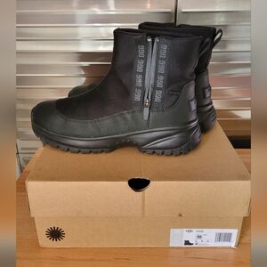 UGG Yose Zip Like New W10 Hiking, Camping, Beach, Vacation, Outdoors, Summer